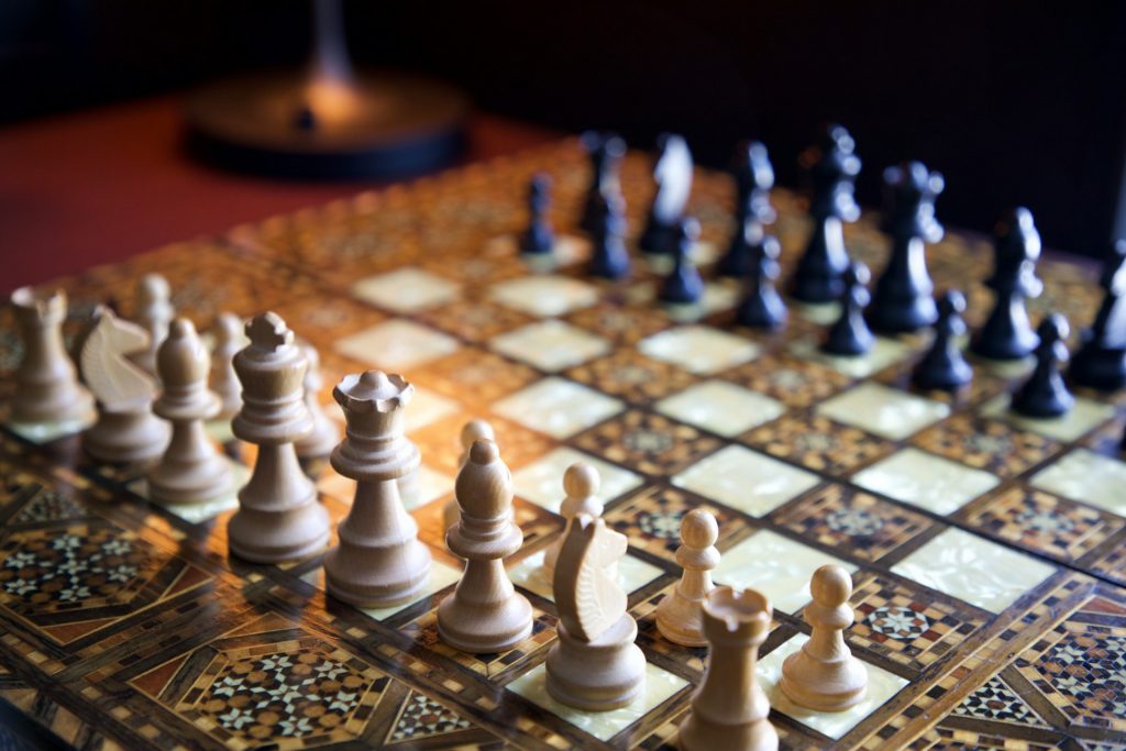 Caruana Zachowuje Skromne Prowadzenie Przed Finałową Rundą